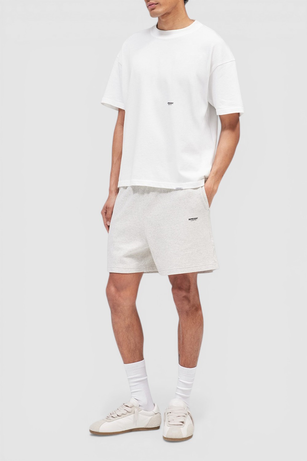 תמונת כל הלוק של חולצת טי אוברסייז